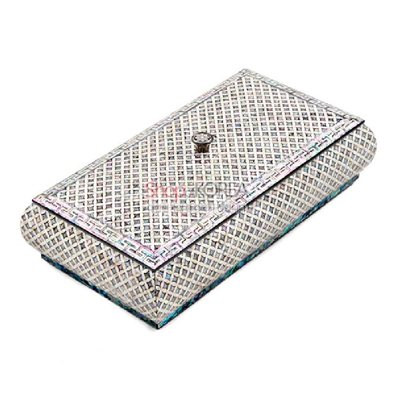 자개 상감 기법으로 정교한 격자무늬와 전통 기하학 테두리를 장식한 직사각형 다용도함. 자개 상감 기법으로 정교한 격자무늬와 전통 기하학 테두리를 장식한 직사각형 다용도함.