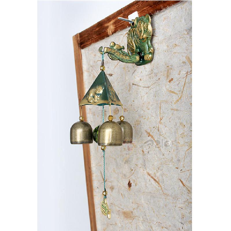 녹청색 금속 호랑이 장식 브래킷과 삼각형 지붕, 황동색 방울과 매듭줄로 구성된 금속 풍경종. 녹청색 금속 호랑이 장식 브래킷과 삼각형 지붕, 황동색 방울과 매듭줄로 구성된 금속 풍경종.