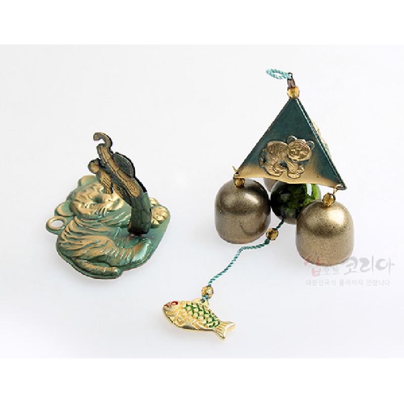 금속 재질의 삼각 지붕과 종에 호랑이 부조 문양을 더하고, 녹색과 금색 대비가 돋보이는 물고기 장식 매달림 풍경. 금속 재질의 삼각 지붕과 종에 호랑이 부조 문양을 더하고, 녹색과 금색 대비가 돋보이는 물고기 장식 매달림 풍경.