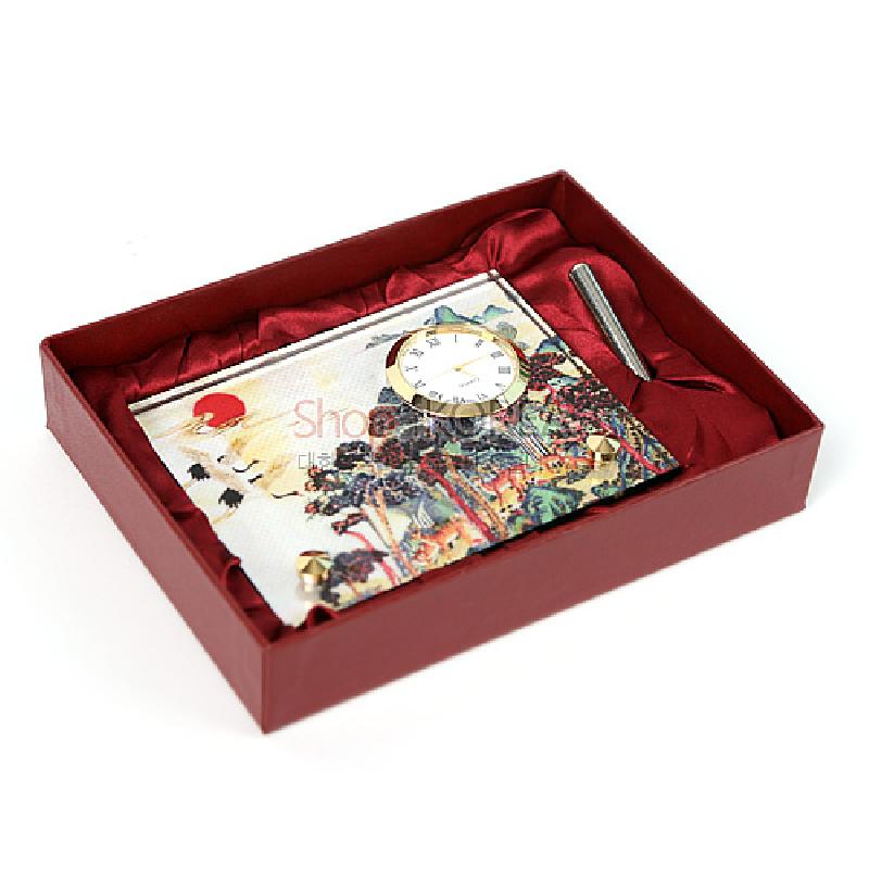 십장생 민화 문양이 인쇄된 직사각형 패널과 금속 원형 시계가 결합된 탁상용시계, 붉은색 실크 안감 포장 상자 구성. 십장생 민화 문양이 인쇄된 직사각형 패널과 금속 원형 시계가 결합된 탁상용시계, 붉은색 실크 안감 포장 상자 구성.