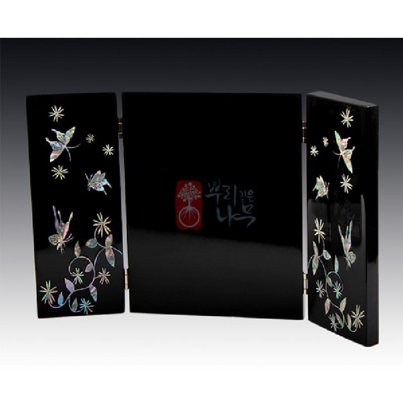 검은 옻칠 바탕 위에 자개 상감으로 꽃과 나비 문양을 배치한 3폭 나전칠기 상패.