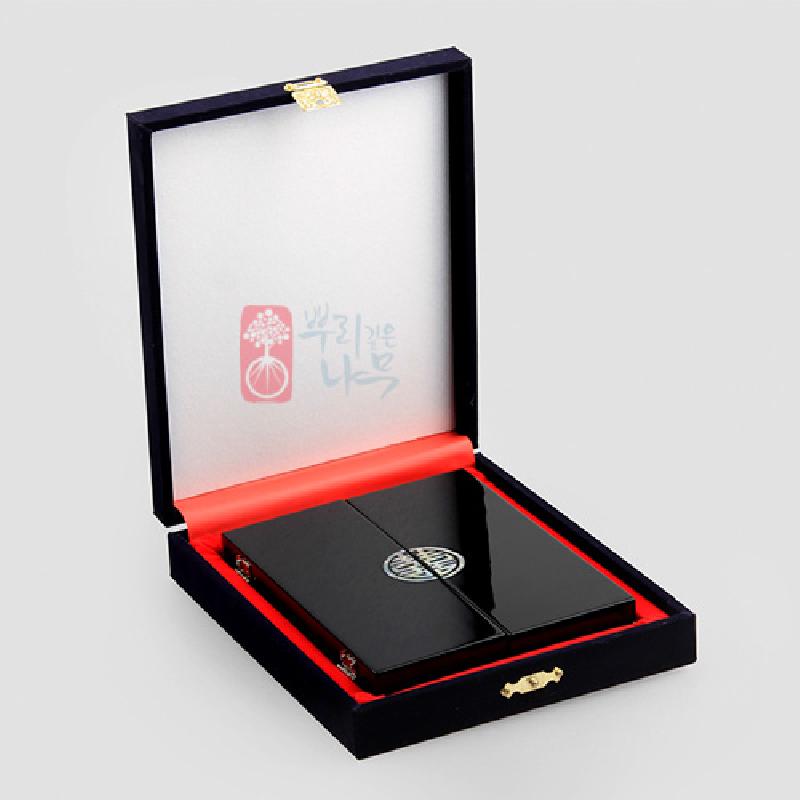 검은 옻칠 표면에 원형 자개 문양을 상감한 3폭 나전칠기 상패와 적색·남색 대비의 고급스러운 케이스.