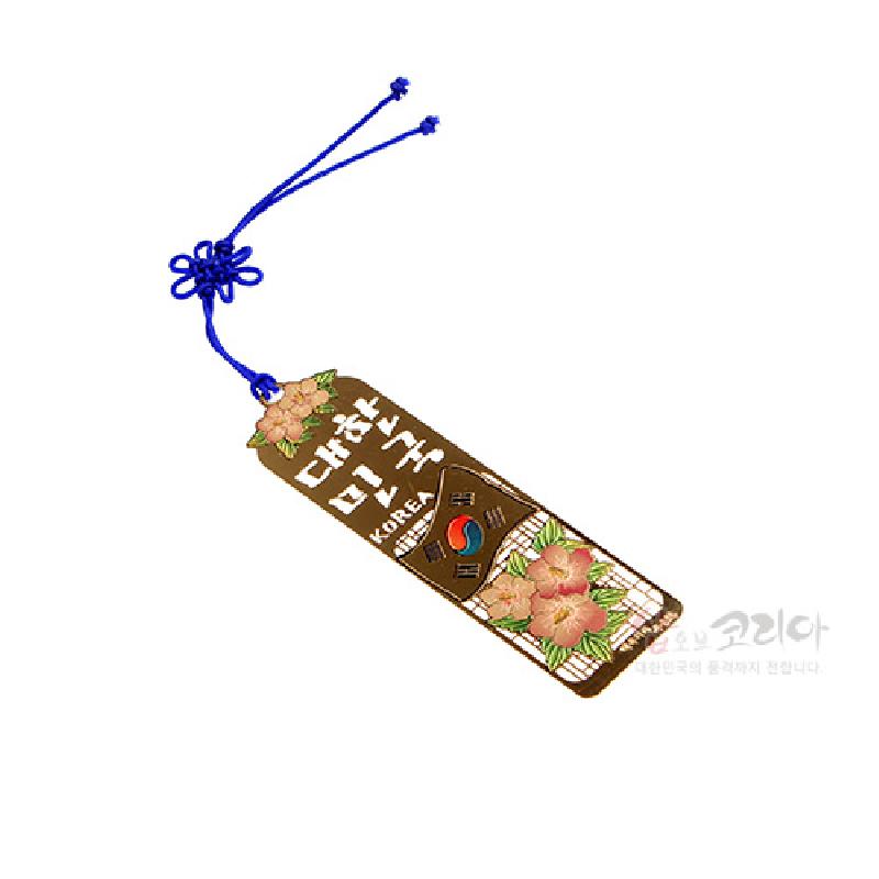 금장 금속 재질 위에 분홍색 무궁화와 태극기 문양이 채색된 직사각형 책갈피, 청색 전통 매듭끈 장식.