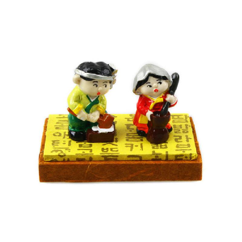 알록달록 채색된 한복 차림 남녀와 절구를 형상화한 레진 인형, 한글 문양 받침대 장식.