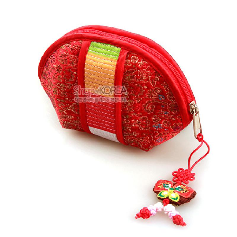 붉은 비단 위에 금색 꽃문양이 놓인 누비 색동띠 디자인과 나비자수 노리개 장식이 달린 동전지갑.