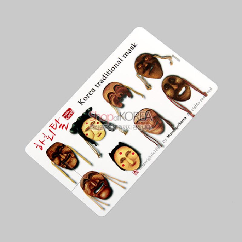 하얀 카드형 플라스틱 재질 위에 갈색·베이지색 하회탈 문양을 다채롭게 인쇄한 USB 메모리 카드.