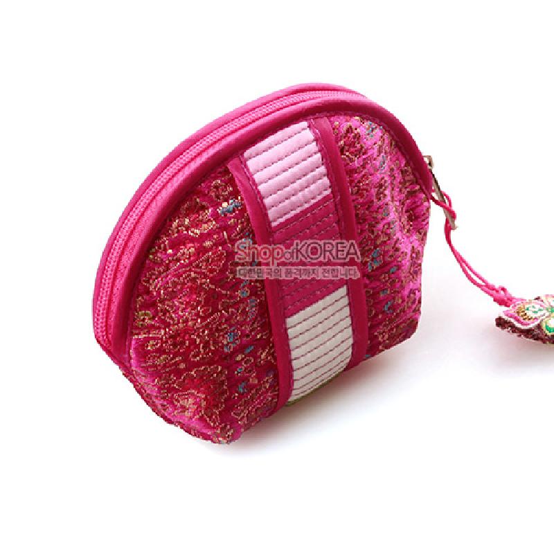 분홍색 비단 누비에 금사 자수 문양과 색동띠가 어우러진 반달형 동전지갑.