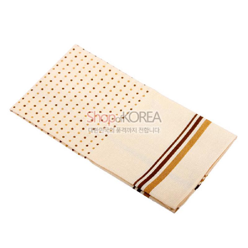 한지 소재 느낌의 크림색 바탕에 갈색 도트 패턴과 갈색·황토색 줄무늬 장식이 있는 손수건.
