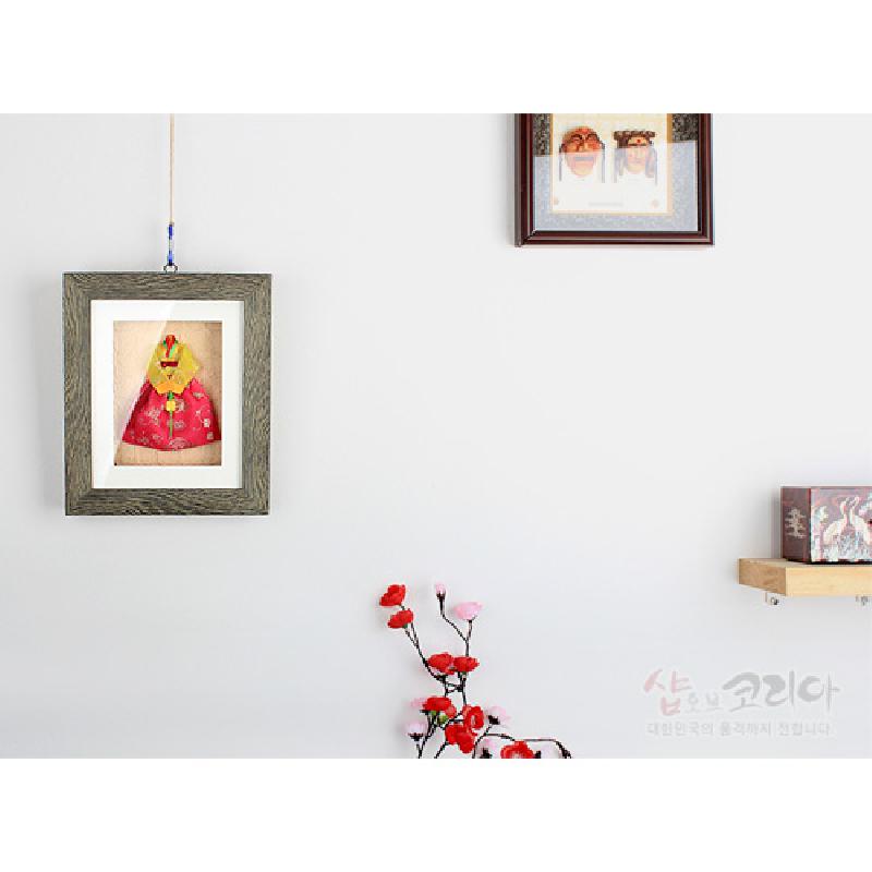 분홍치마와 노란 저고리 한복을 소재로 한 수공예 종이 콜라주, 나무 질감 액자와 흰 매트가 어우러진 전통 벽걸이 액자.
