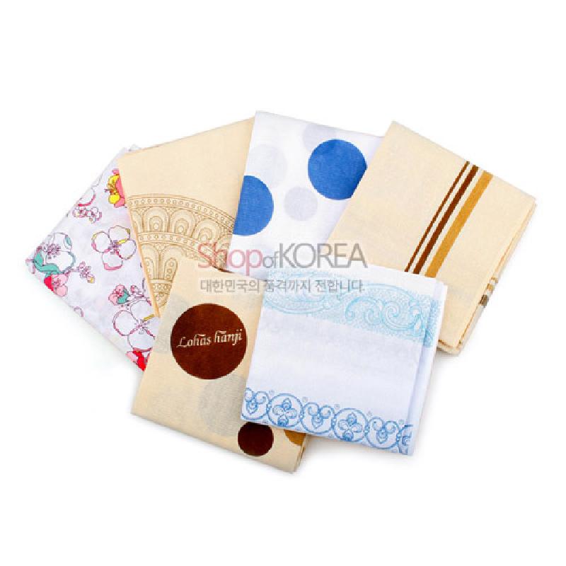 전통 한지 소재에 갈색과 베이지 색조의 도트·스트라이프·패턴이 인쇄된 손수건 세트.