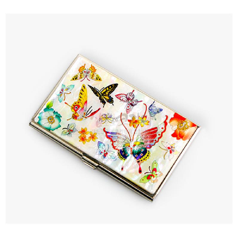 흰색 바탕 자개 위에 다채로운 호랑나비와 꽃 문양을 채색한 금속 테두리 명함케이스. 흰색 바탕 자개 위에 다채로운 호랑나비와 꽃 문양을 채색한 금속 테두리 명함케이스.