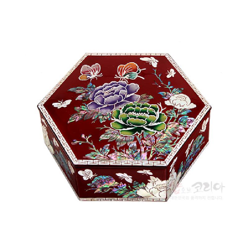 자개 상감 기법으로 모란과 나비 문양을 표현한 붉은 옻칠 6각 보석함.