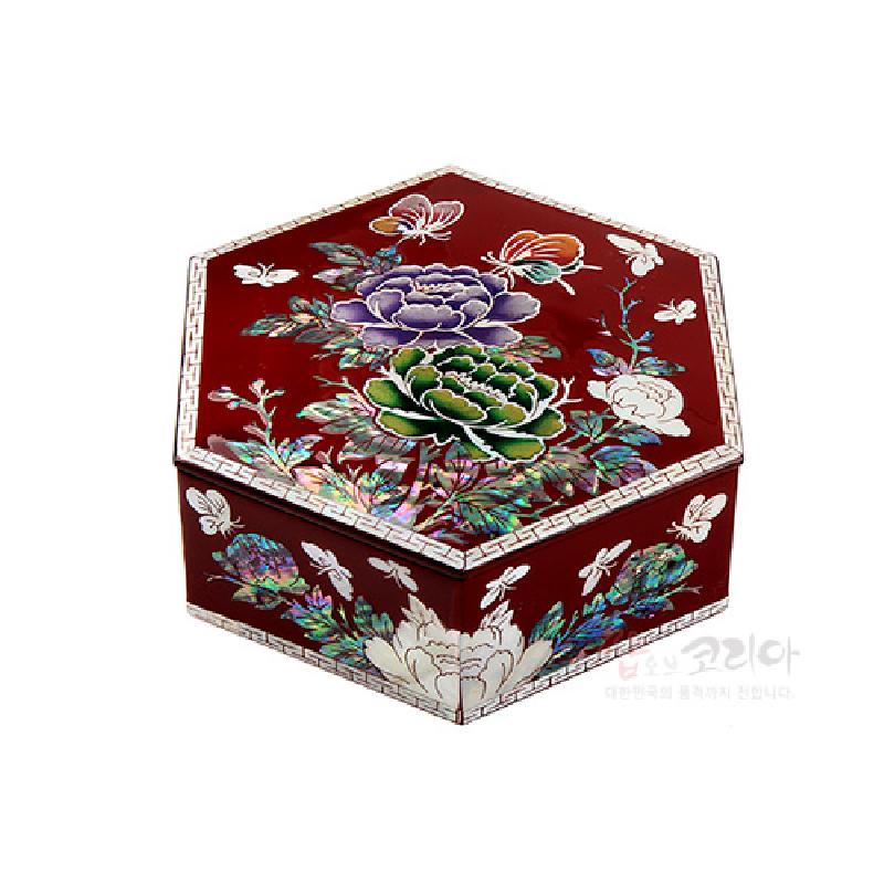 적색 옻칠 바탕에 자개 상감 기법으로 목단과 나비 문양을 장식한 6각 형태 공예 보석함.