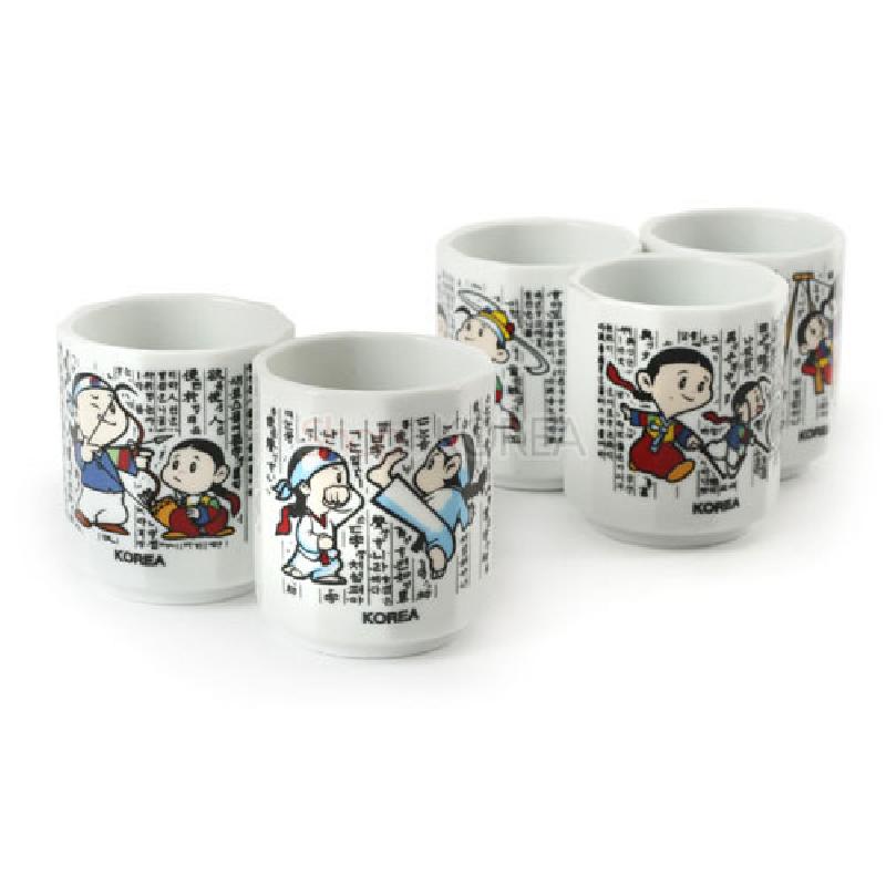 백색 도자기에 훈민정음 글귀와 민속놀이 캐릭터를 컬러 인쇄한 원통형 소주잔 5종 세트.