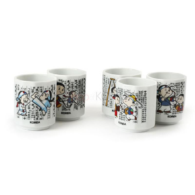 백자 재질의 소주잔에 훈민정음 한글 대목과 민속놀이 캐릭터를 컬러 인쇄한 디자인.