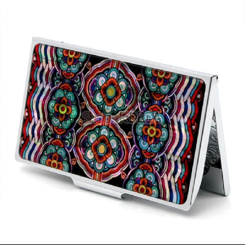 금속 케이스 위 자개 장식을 사용한 단청 기와 문양, 다채로운 색상의 반복 패턴이 돋보이는 명함집.