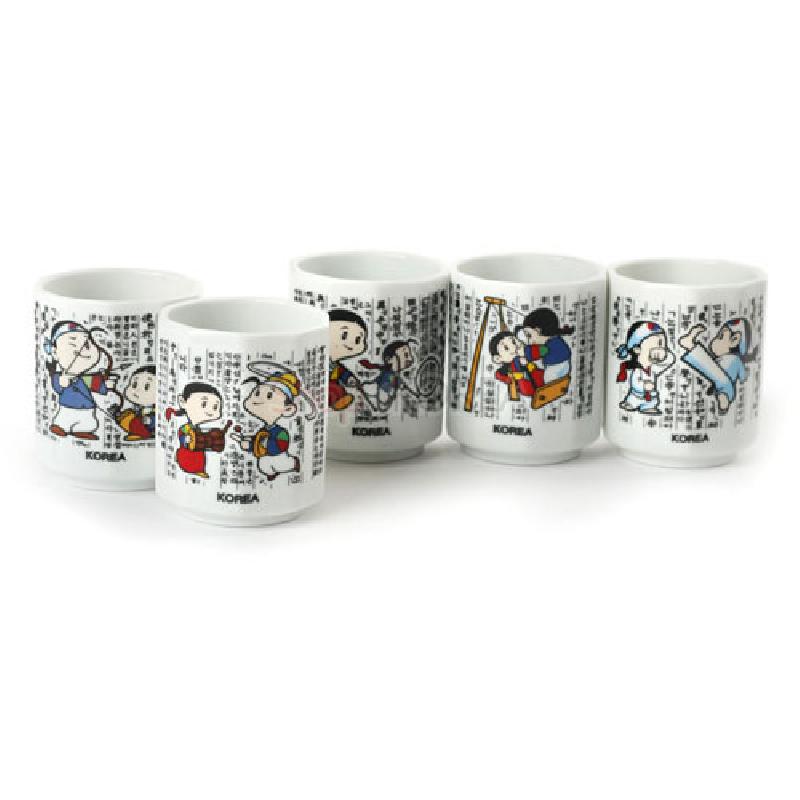 백자 재질의 소주잔에 훈민정음 글자 배경과 다채로운 색상의 민속놀이 캐릭터 문양이 둘러진 디자인의 5종 세트.