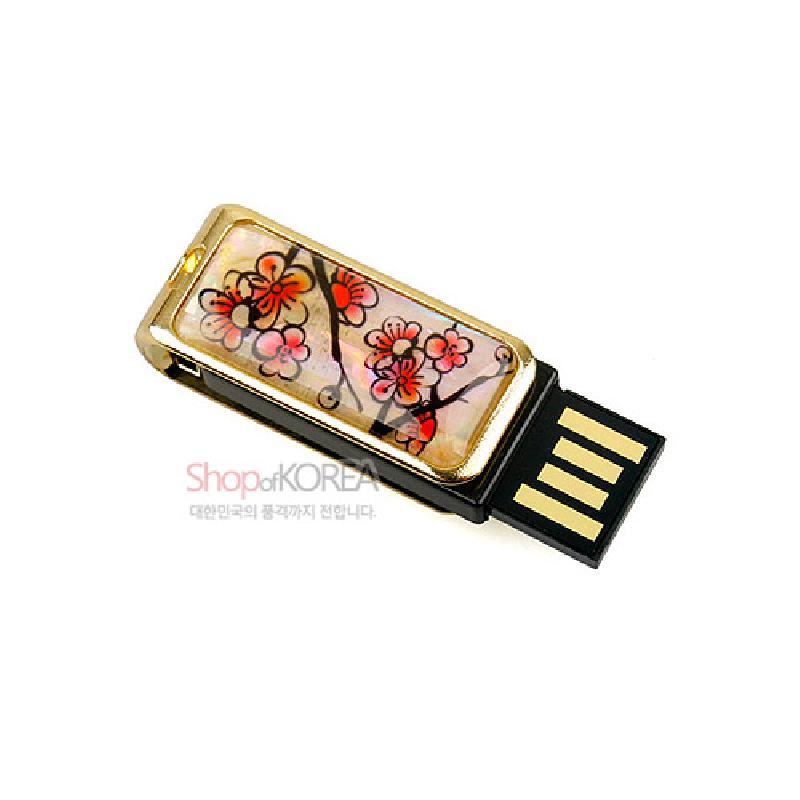 자개 바탕 위에 옻칠 처리된 붉은 매화 문양이 금속 테두리와 조화를 이루는 직사각형 USB 메모리. 자개 바탕 위에 옻칠 처리된 붉은 매화 문양이 금속 테두리와 조화를 이루는 직사각형 USB 메모리.