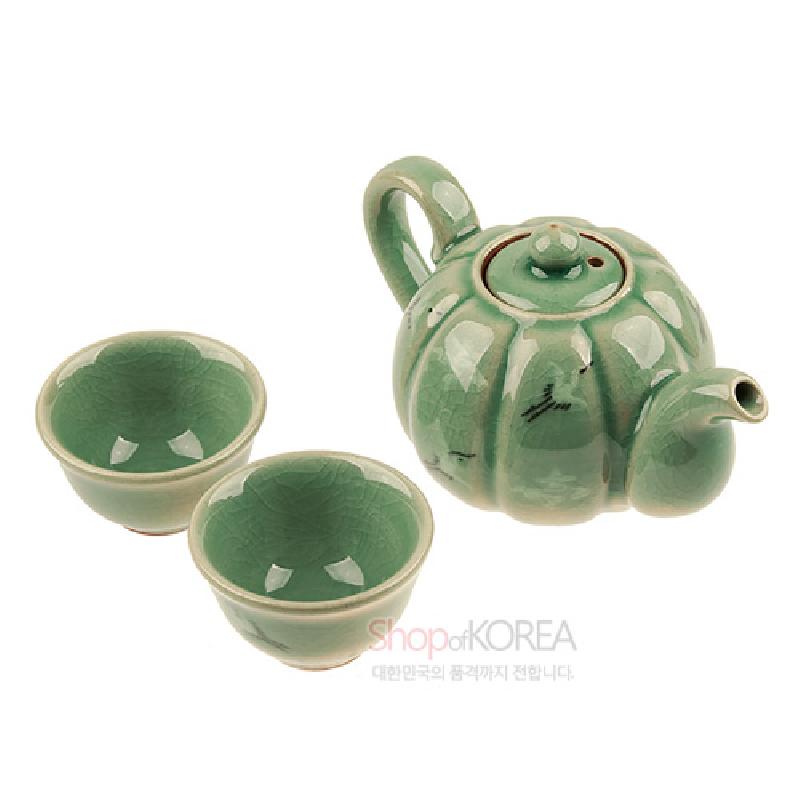 비취빛 유약과 균열무늬가 특징인 청자 재질의 호와 잔 2인 다기 세트.