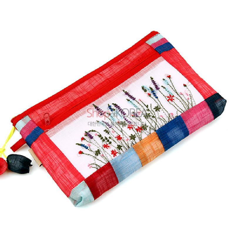 모시 소재에 야생화 자수 장식이 놓인 적색 파우치, 가장자리에 다색 모시 조각배색과 매듭 장식이 특징인 제품.