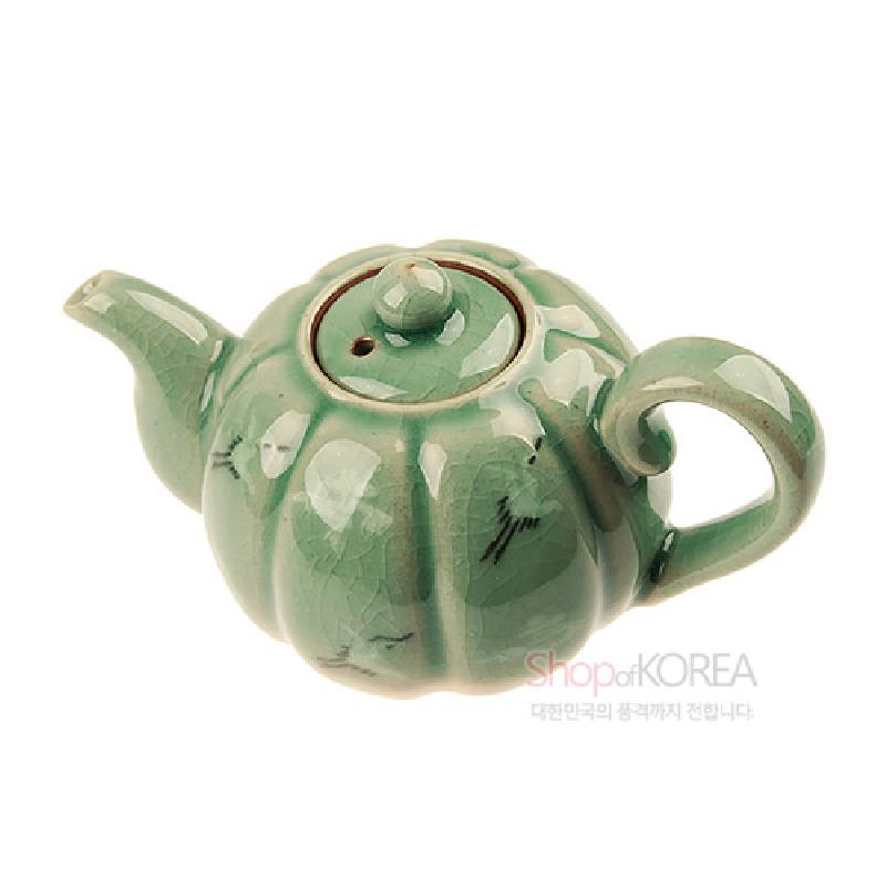 비취색 청자 재질에 균열유와 운학 상감 문양이 더해진 굴림 형태의 2인용 다관.