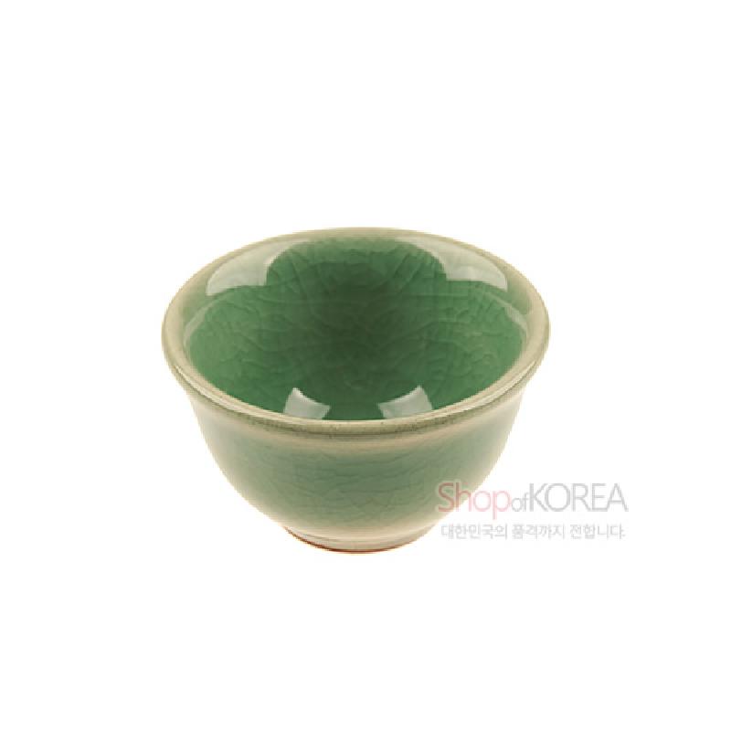 연녹색 청자 재질의 찻잔, 내부 잔잔한 빙열과 꽃잎 형태 음각 문양이 특징인 전통 도자기.