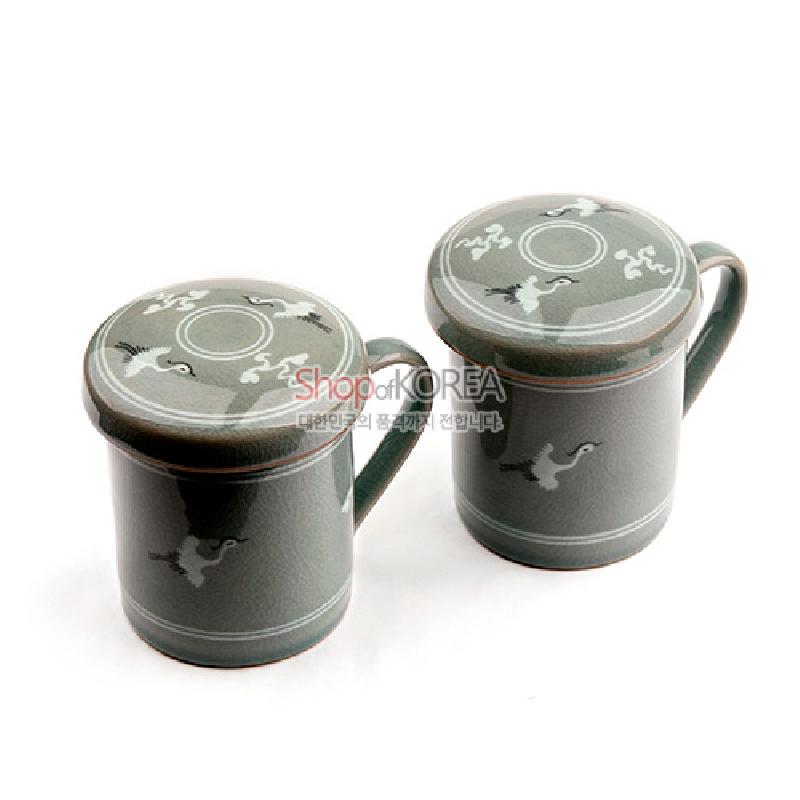 청자 재질의 비취색 유약 위에 상감 기법으로 운학 문양을 넣은 뚜껑 머그 2인 세트.