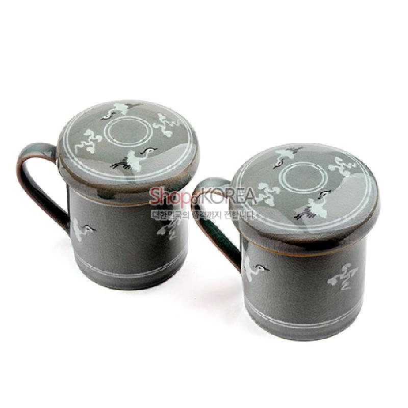 청자 재질에 상감 기법으로 운학문을 새긴 회청색 뚜껑 머그 2인 세트.