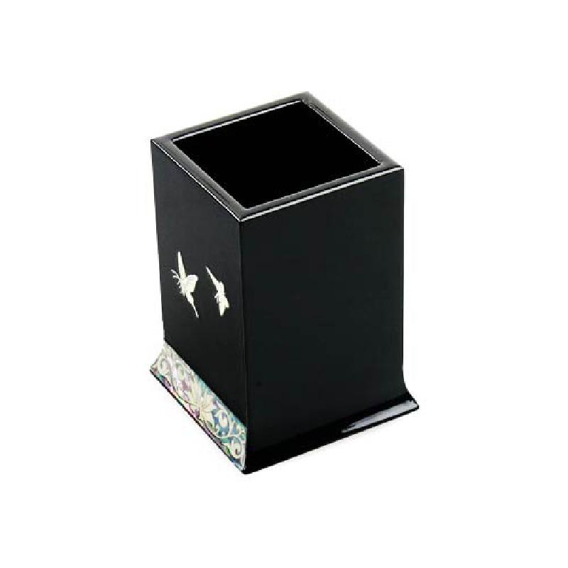 검정 옻칠 바탕에 자개 상감으로 새와 목단 문양을 더하고 하단에 화려한 나전 장식을 둘린 연필꽂이.