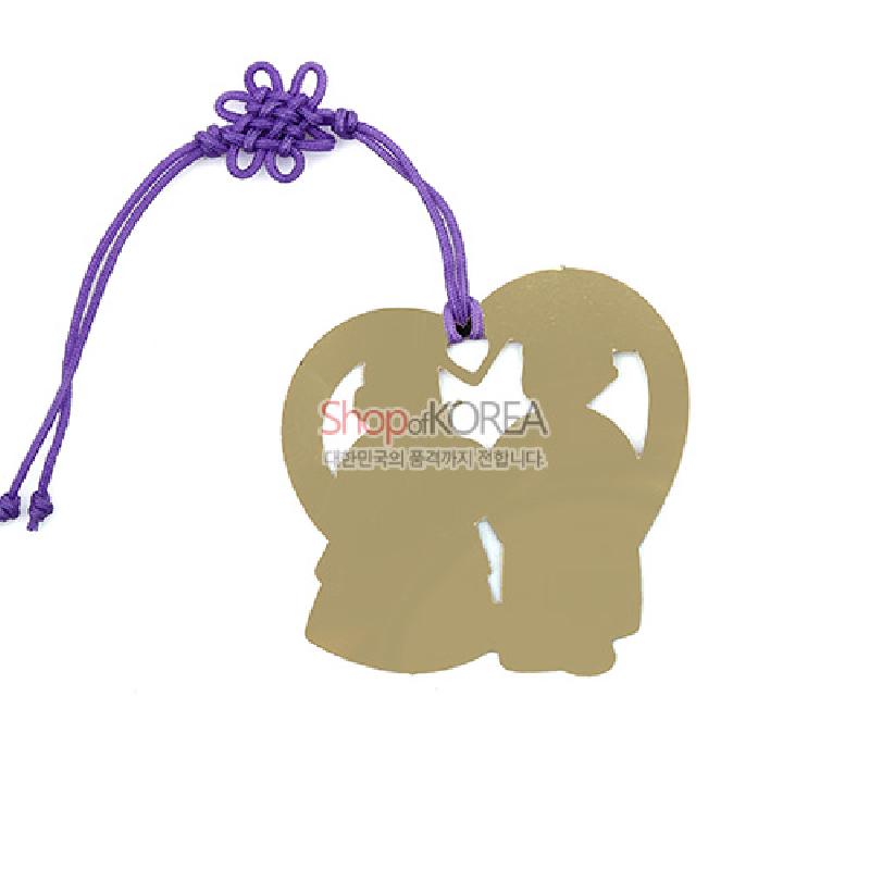 금색 금속 재질의 혼례복 인물 실루엣 책갈피와 보라색 전통 매듭끈 장식이 어우러진 디자인.