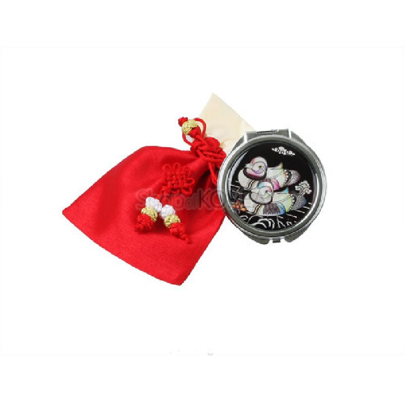 나전 기법으로 원앙 문양을 넣은 원형 금속 손거울과 붉은 비단 주머니 세트