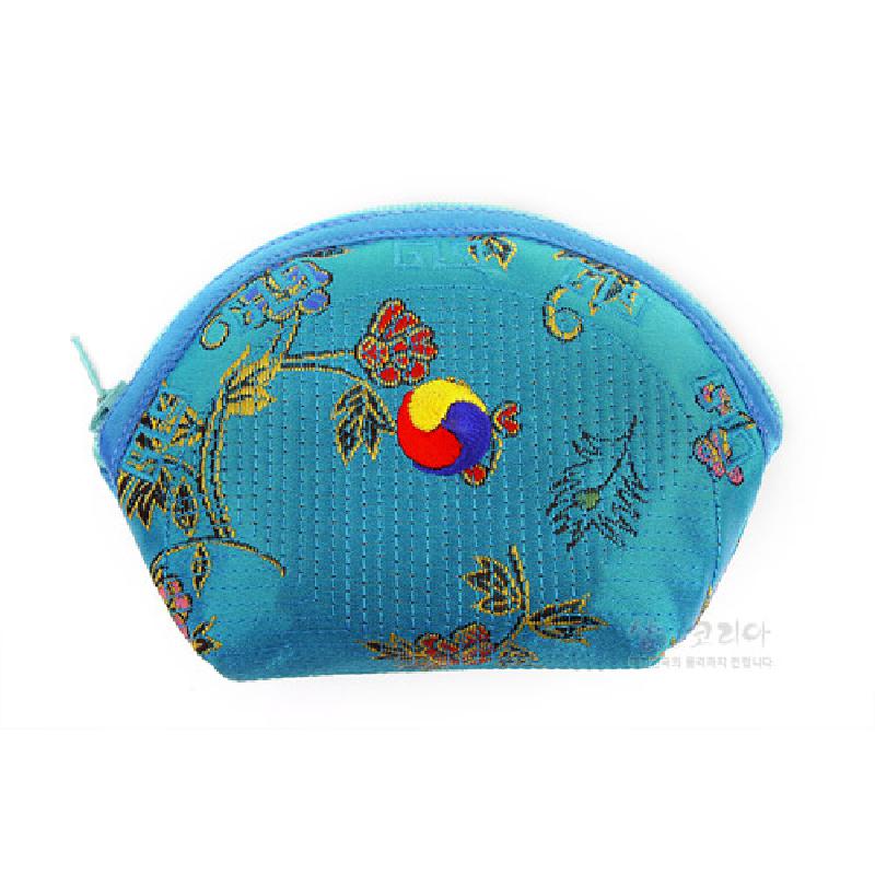 청색 비단 누비 바탕에 붉은·노랑·청색 태극문과 꽃·덩굴 자수 장식이 돋보이는 동전지갑.
