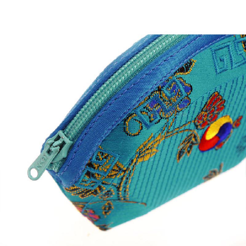 청색 비단 누비 천에 태극 문양과 전통 길상무늬가 자수로 수놓인 지퍼형 동전지갑.