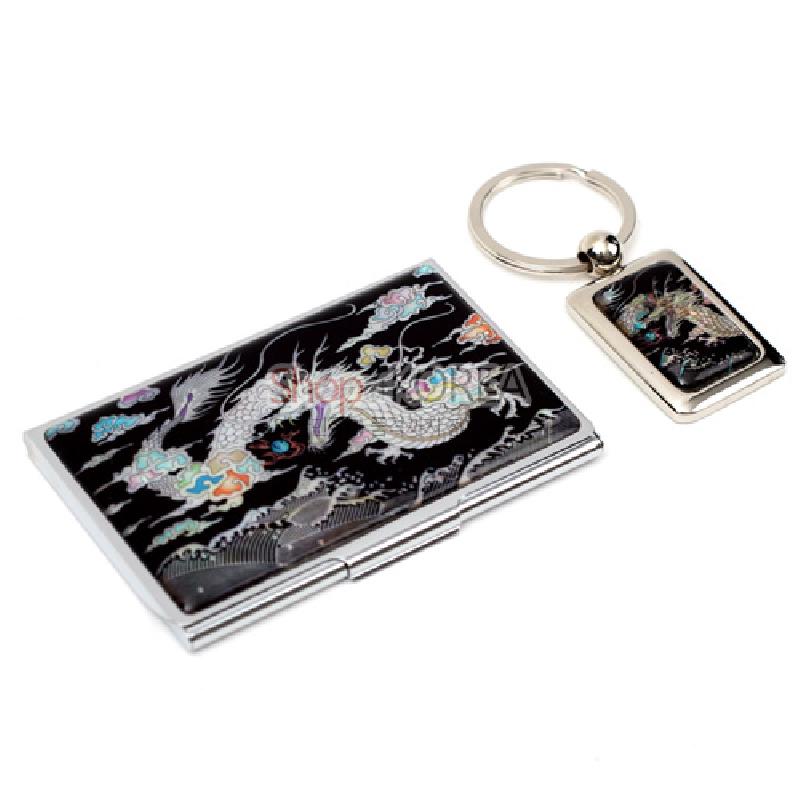 검은 바탕에 자개 상감 기법으로 용과 구름 문양을 넣은 금속 명함케이스와 열쇠고리 세트.