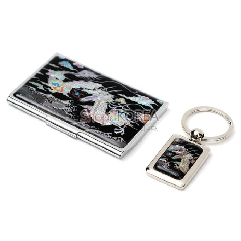 자개 상감 기법으로 흑색 바탕에 오색 용과 구름 문양을 넣은 금속 명함케이스와 키링 세트.