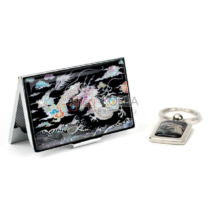 흑색 옻칠 바탕에 자개 상감으로 용과 구름 문양을 넣은 금속 명함케이스와 키홀더 세트.