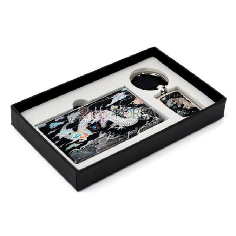 검은 바탕에 자개 상감으로 표현한 용과 구름 문양이 돋보이는 금속 명함케이스와 열쇠고리 세트.