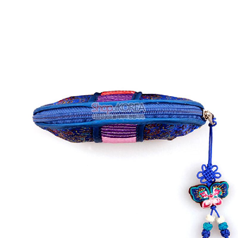 감색 바탕에 누비 기법을 사용하고 분홍·보라 색동띠 장식, 자수 나비 노리개 술이 달린 동전지갑.