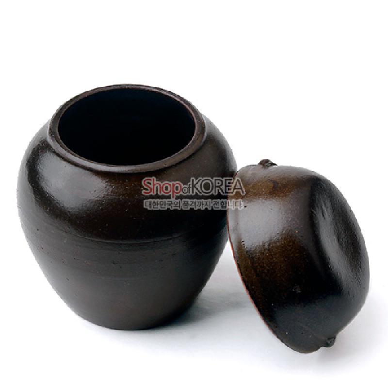 짙은 갈색 유약을 입힌 도자 재질의 미니 옹기항아리와 뚜껑, 매끄러운 곡선 형태가 특징인 전통 항아리 형식의 공예품.