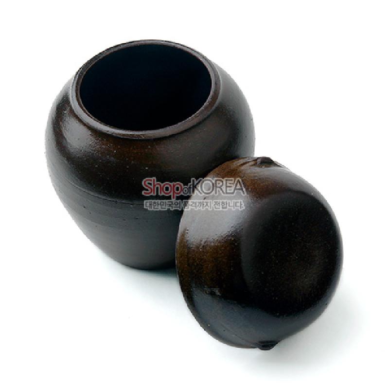 짙은 갈색의 유약을 입힌 도자 재질, 단순한 곡선 형태와 매끄러운 광택이 특징인 뚜껑 있는 미니 옹기항아리.