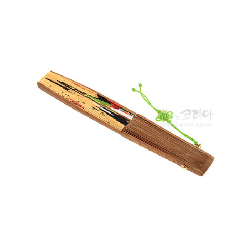 나뭇결이 살아 있는 대나무 재질에 신랑과 신부 전통복식 문양을 채색한 접이식 부채, 네온 그린색 매듭끈 장식. 나뭇결이 살아 있는 대나무 재질에 신랑과 신부 전통복식 문양을 채색한 접이식 부채, 네온 그린색 매듭끈 장식.