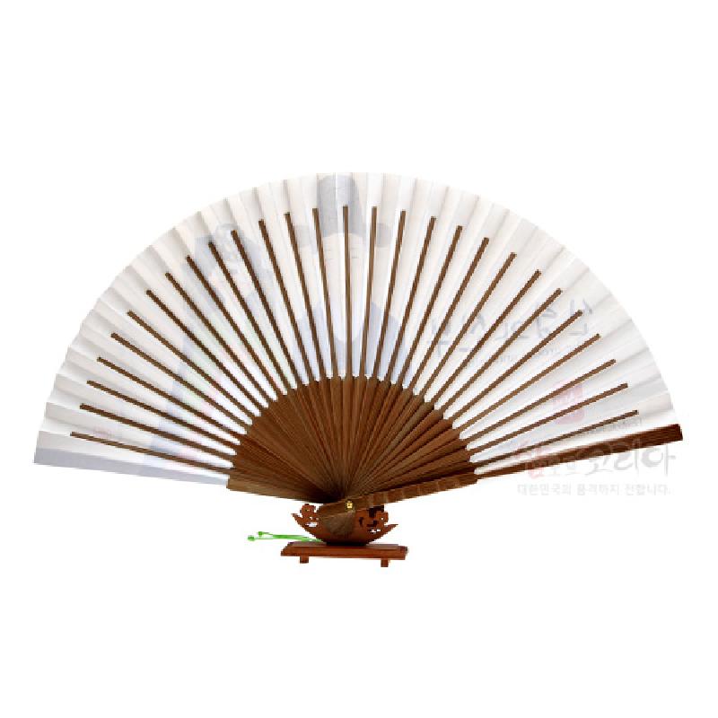 나무살과 흰 종이로 구성된 접이식 부채, 중앙에 신랑과 신부 도안이 은은하게 배치된 디자인. 나무살과 흰 종이로 구성된 접이식 부채, 중앙에 신랑과 신부 도안이 은은하게 배치된 디자인.