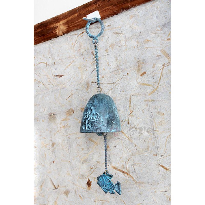 청녹청색 금속 재질로 제작된 반원형 종과 물고기 장식 추, 벼타작 장면 부조 문양이 새겨진 벽걸이 풍경종.