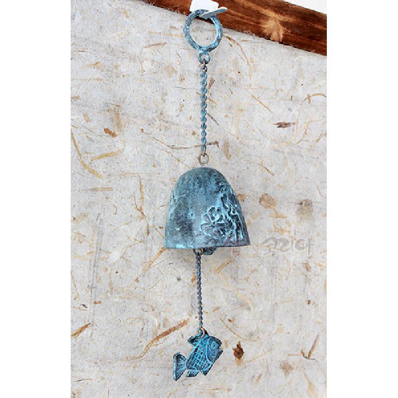 청동 재질의 벽걸이 풍경종으로, 산수와 벼타작 부조 문양과 청록색 녹청 마감, 물고기 장식 추 장식.