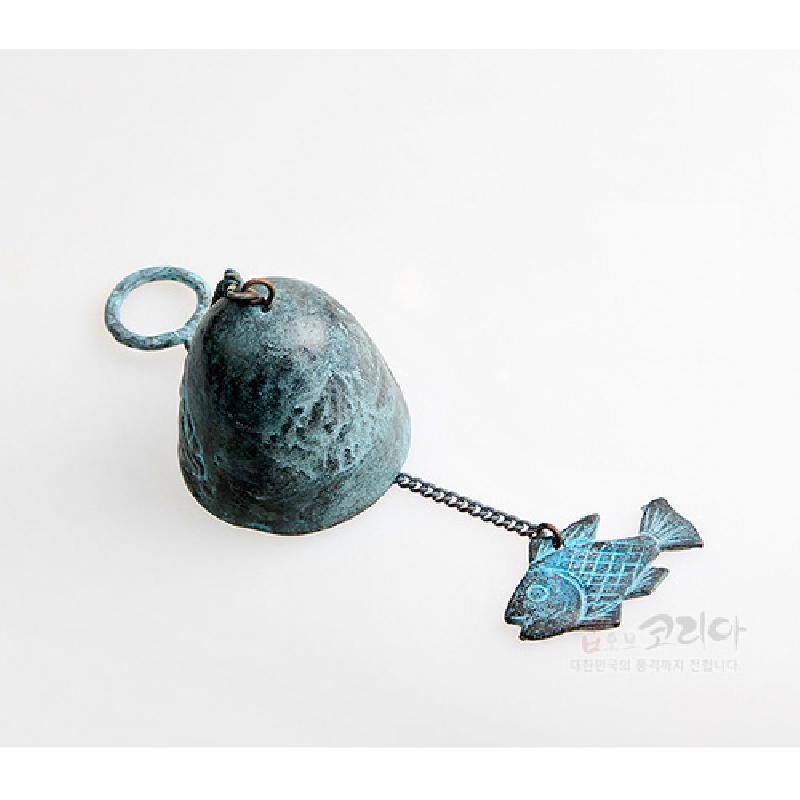 청록색 산화 처리된 금속 종과 사슬, 물고기 모양 추 장식이 어우러진 벽걸이 풍경종.