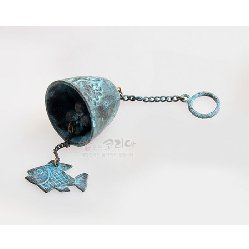청록빛 금속 재질의 풍경종과 체인, 벼타작 문양 및 물고기 모양 장식이 어우러진 벽걸이 종.