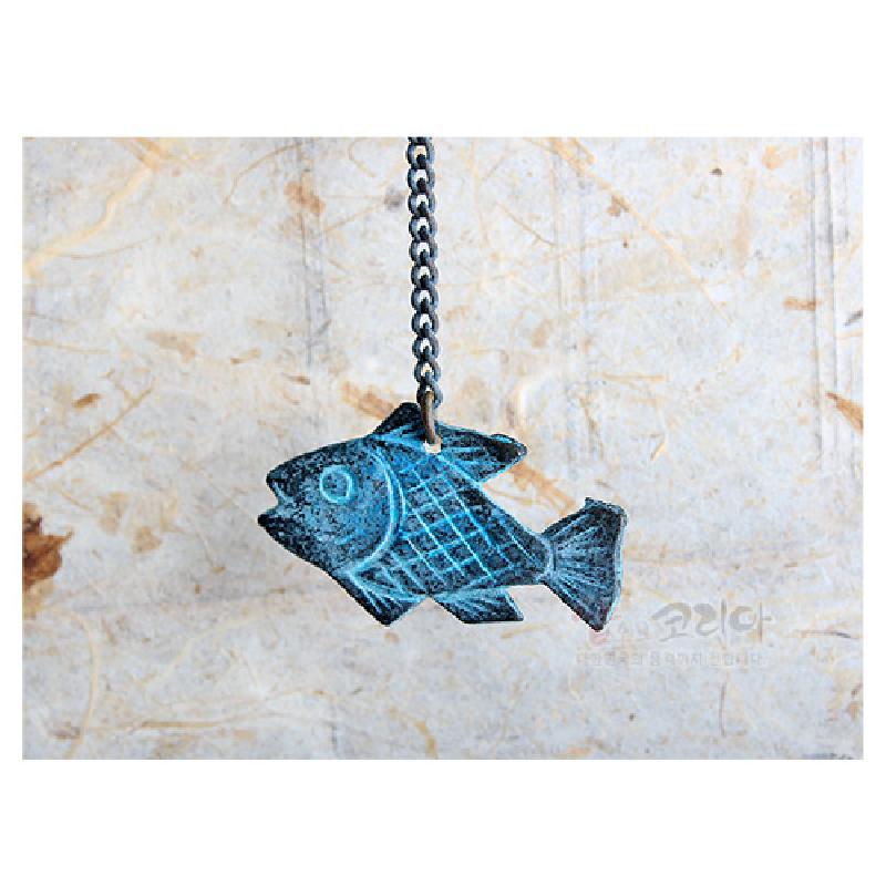 청색 계열 금속 재질로 제작된 물고기 형상 풍경종 장식, 음각 선문과 체인 연결 구조가 특징인 디자인.