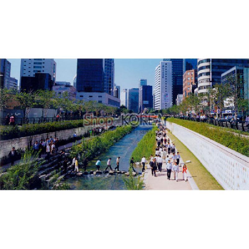 청계천과 고층 빌딩 전경을 담은 사진 인쇄, 파란 하늘과 녹색 수변 산책로의 대비가 특징인 풍경엽서. 청계천과 고층 빌딩 전경을 담은 사진 인쇄, 파란 하늘과 녹색 수변 산책로의 대비가 특징인 풍경엽서.