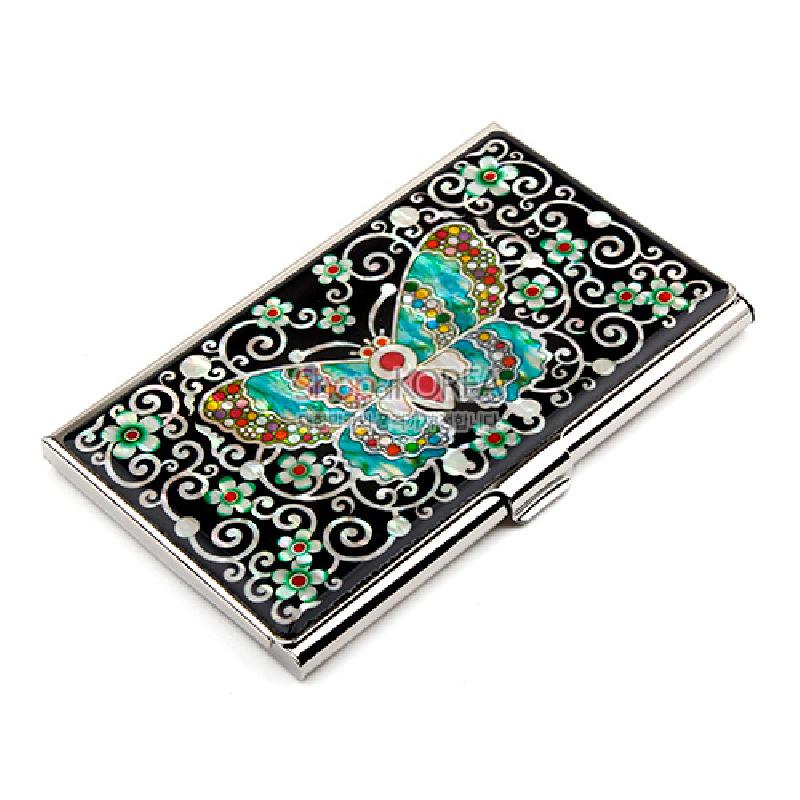 검은 바탕 위 자개 채색나비와 화려한 꽃문양이 상감된 금속 명함집 디자인. 검은 바탕 위 자개 채색나비와 화려한 꽃문양이 상감된 금속 명함집 디자인.