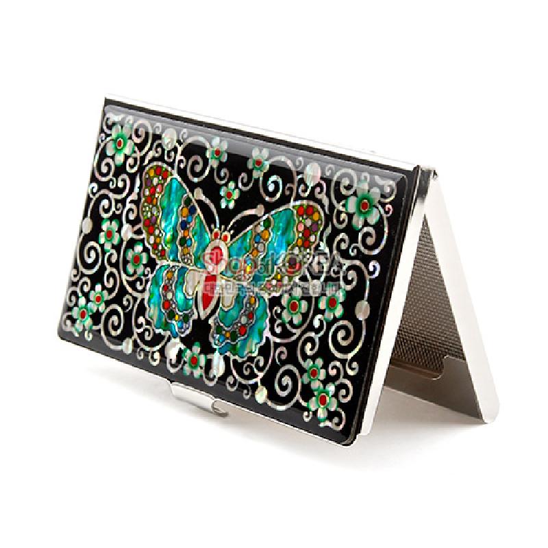 검은 바탕 위 자개 채색나비와 화려한 덩굴·꽃 문양이 장식된 금속 명함집. 검은 바탕 위 자개 채색나비와 화려한 덩굴·꽃 문양이 장식된 금속 명함집.